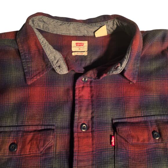 Men's Levis size (M) long sleeve Black and Red plaid shirt - Picture 3 of 6